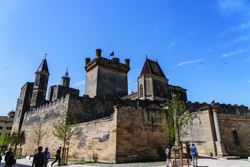 The palace and a medieval lane.