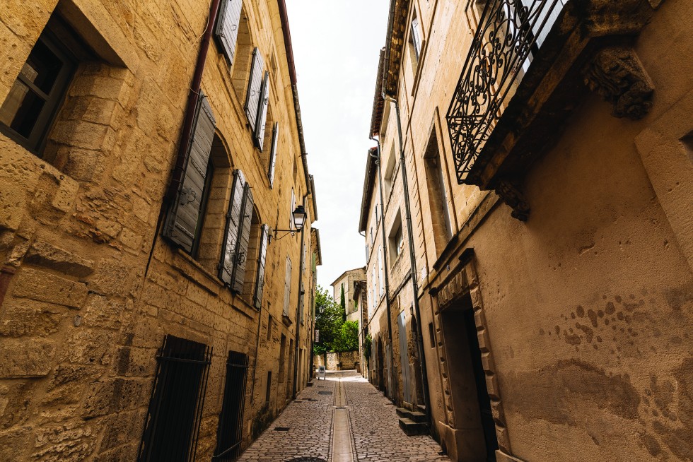 The palace and a medieval lane.