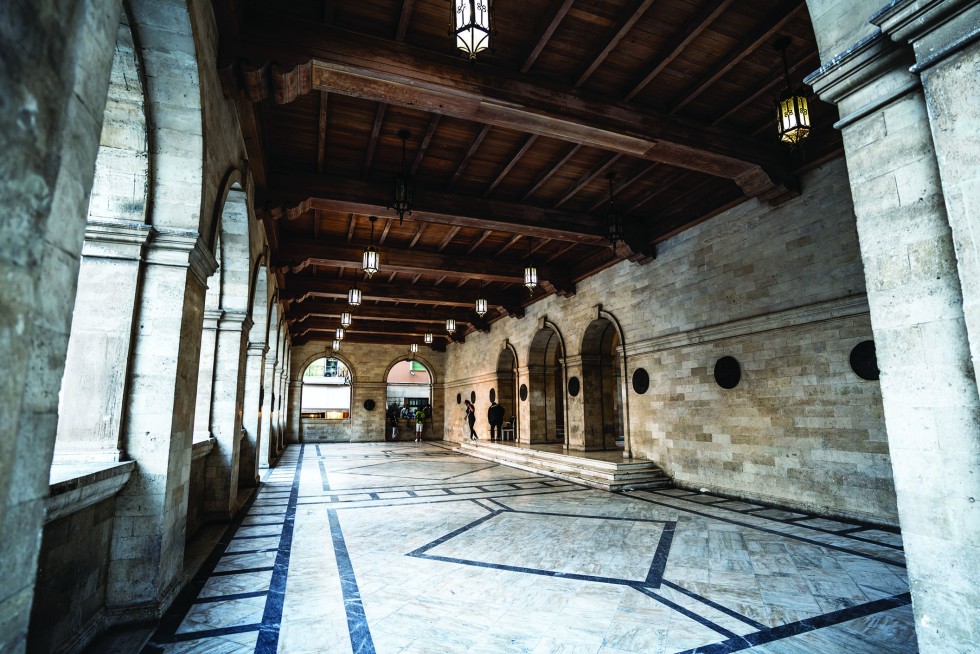 From 1204 to the mid-17th century, Heraklion was part of the Republic of Venice; this loggia was bui