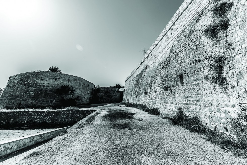 Cannonballs and the former city wall.