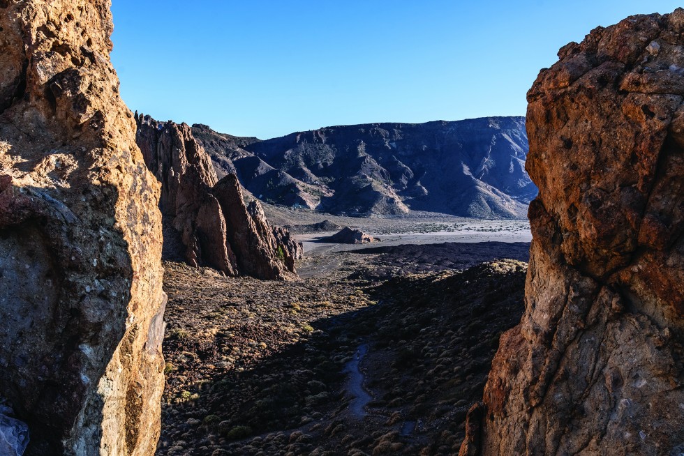 Entrance to the volcano caldera, and a couple enjoying the scenery.